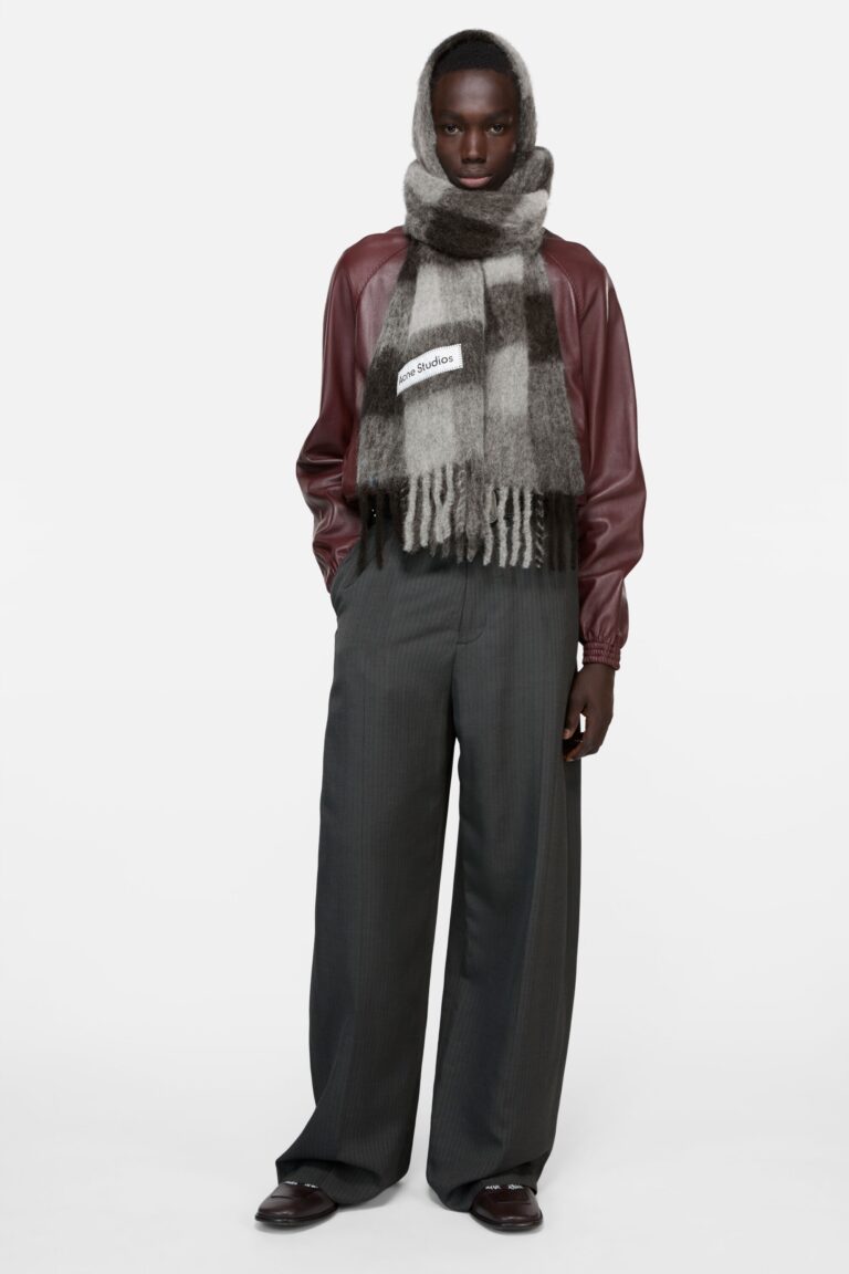 Acne Studios Scarfを取り入れた季節別スタイリングアイデア